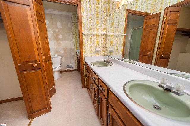 130 Sharcliff Road, Cowpens, SC 29330