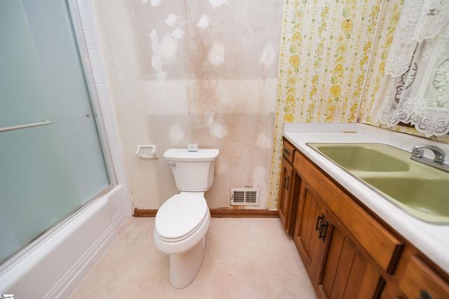 130 Sharcliff Road, Cowpens, SC 29330