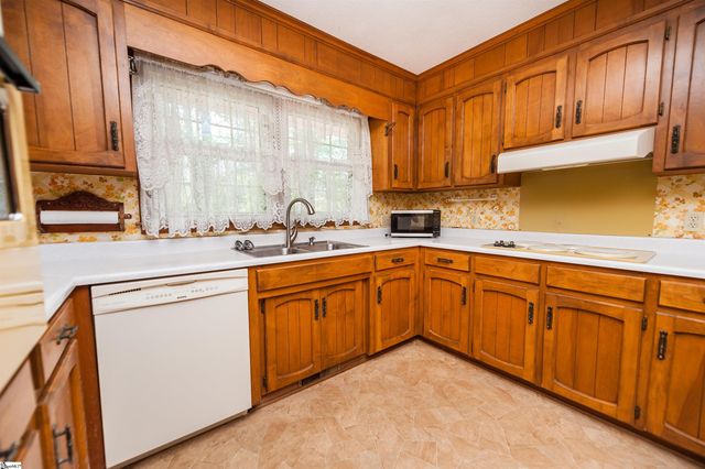 130 Sharcliff Road, Cowpens, SC 29330