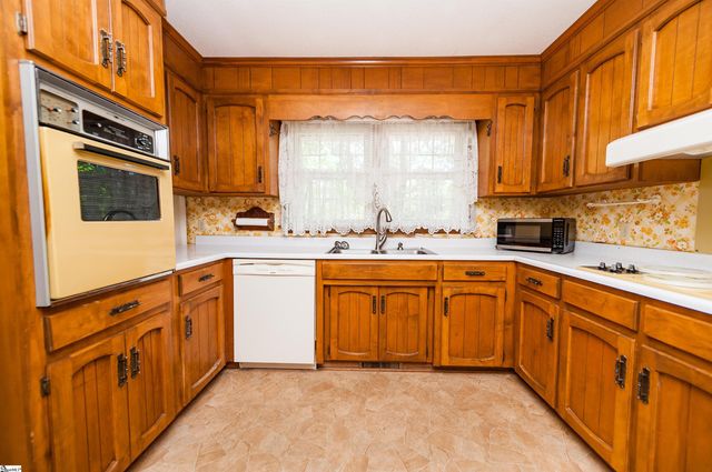 130 Sharcliff Road, Cowpens, SC 29330