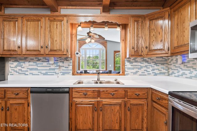 935 Brewer Rd, Crossville, TN 38572
