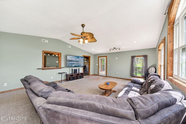 935 Brewer Rd, Crossville, TN 38572