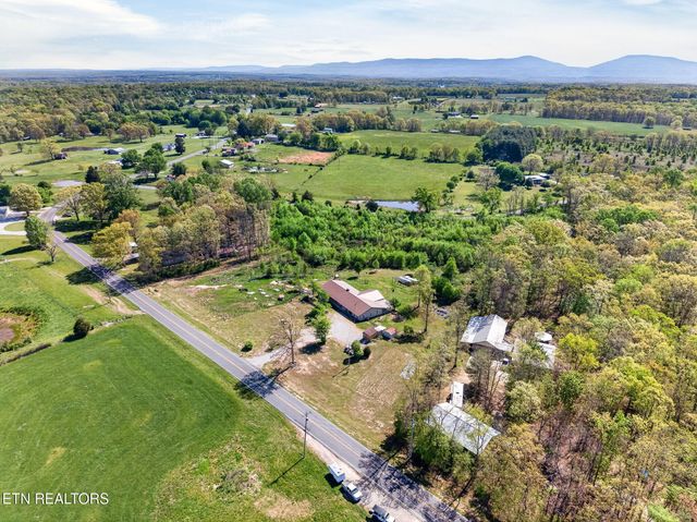 935 Brewer Rd, Crossville, TN 38572