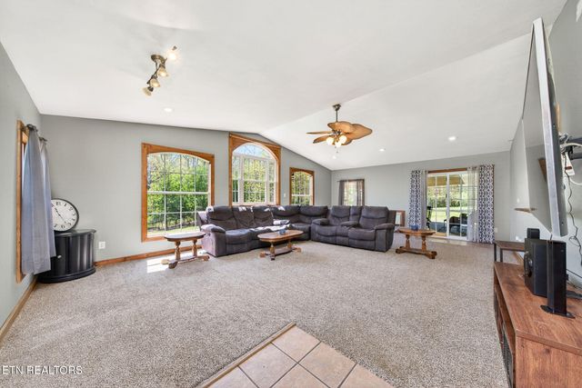 935 Brewer Rd, Crossville, TN 38572