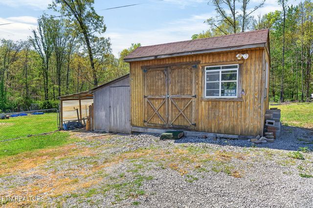 935 Brewer Rd, Crossville, TN 38572