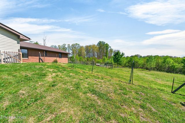 935 Brewer Rd, Crossville, TN 38572