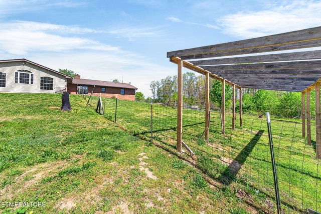 935 Brewer Rd, Crossville, TN 38572