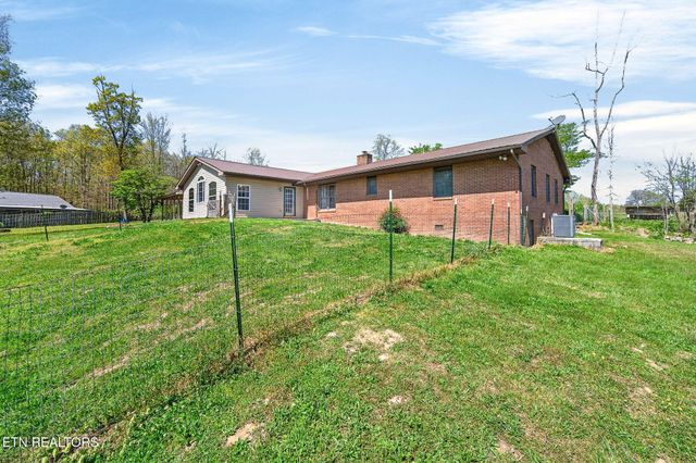 935 Brewer Rd, Crossville, TN 38572