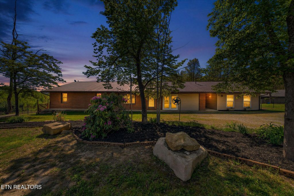 935 Brewer Rd, Crossville, TN 38572