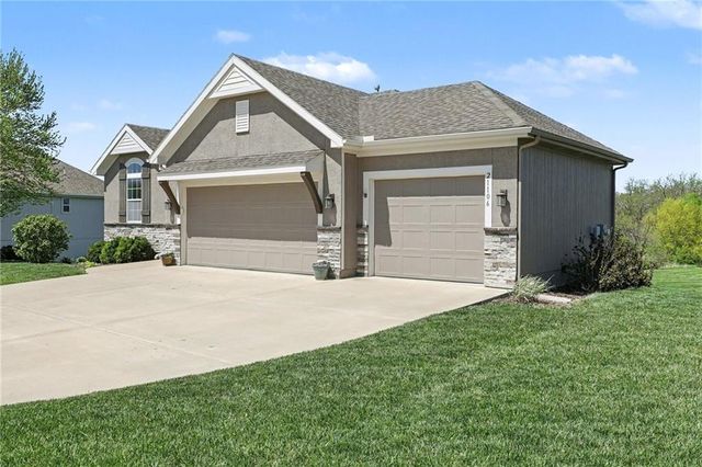 21106 W 190 Terrace, Spring Hill, KS 66083