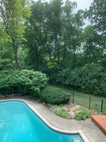 3266 Montmarte Circle, West Bloomfield, MI 48323