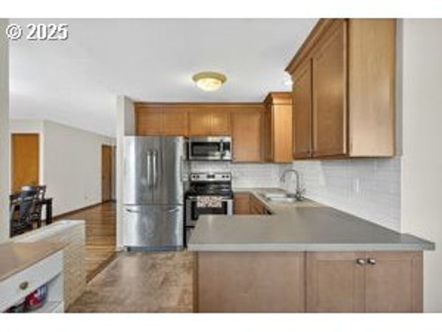 17113 Se MAIN St, Portland, OR 97233