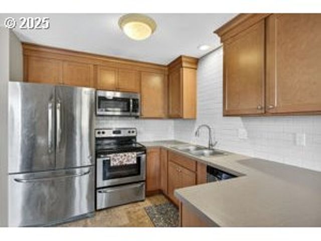 17113 Se MAIN St, Portland, OR 97233