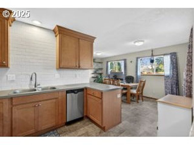 17113 Se MAIN St, Portland, OR 97233