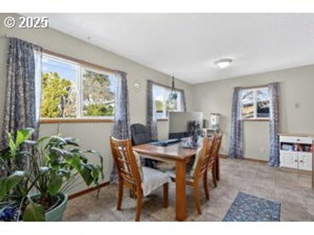 17113 Se MAIN St, Portland, OR 97233