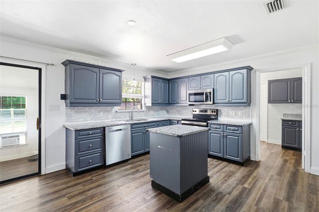 1095 S RIDGEWOOD AVENUE, Deland, FL 32720