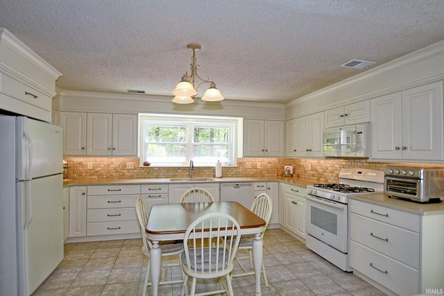 9908 Fischer Road, Evansville, IN 47720