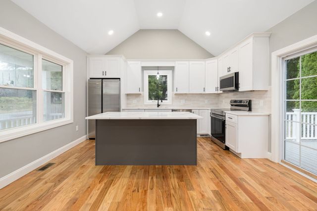 5 Colfall St, Seekonk, MA 02771