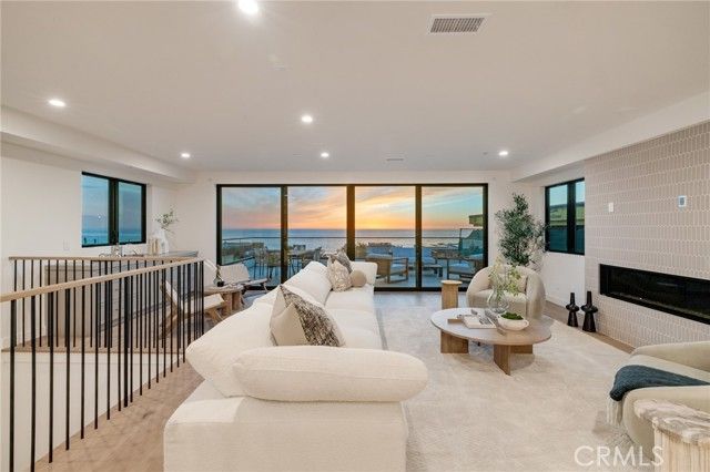 213 Bayview Drive, Manhattan Beach, CA 90266