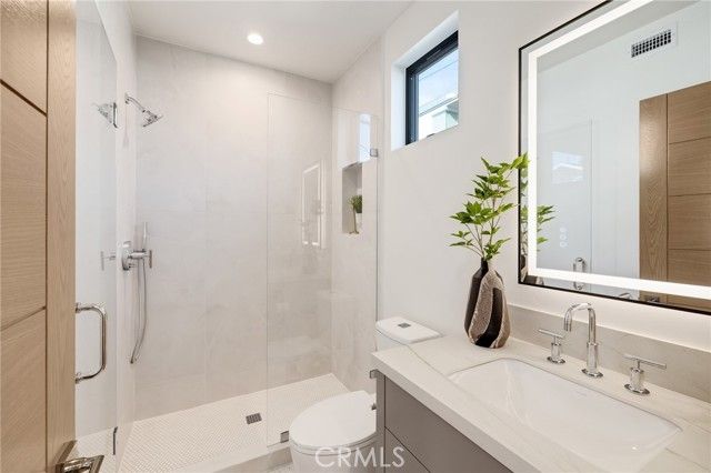 213 Bayview Drive, Manhattan Beach, CA 90266