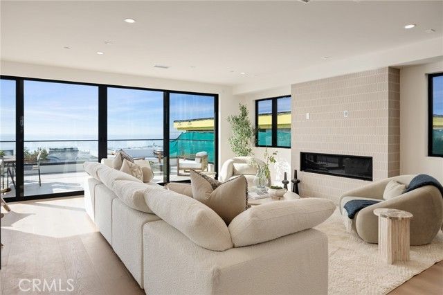 213 Bayview Drive, Manhattan Beach, CA 90266