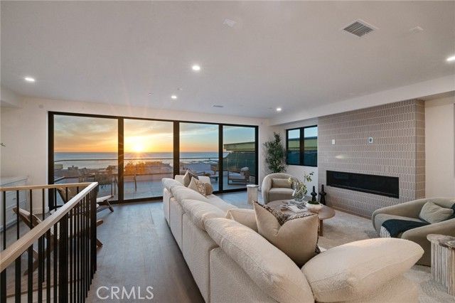 213 Bayview Drive, Manhattan Beach, CA 90266