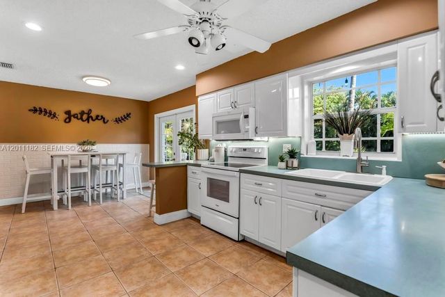 14011 SW 21st St, Davie, FL 33325
