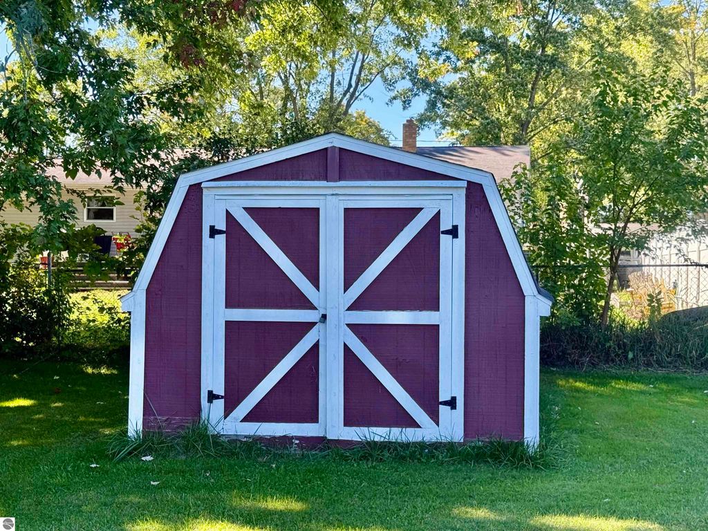 Image 10 of property listing at 440 S Chippewa Street, Shepherd, MI 48883