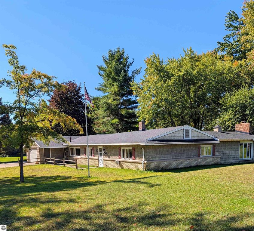 Image 2 of property listing at 440 S Chippewa Street, Shepherd, MI 48883