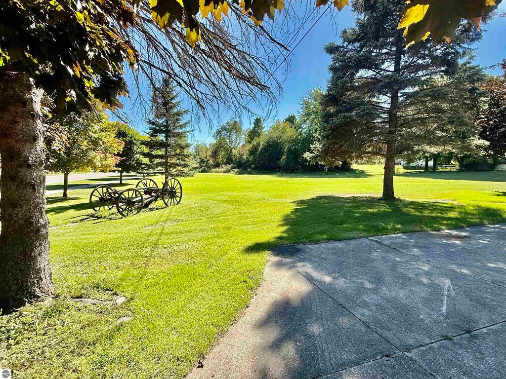 Image 4 of property listing at 440 S Chippewa Street, Shepherd, MI 48883