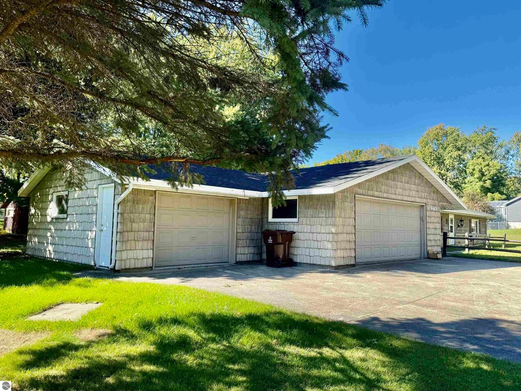 Image 5 of property listing at 440 S Chippewa Street, Shepherd, MI 48883