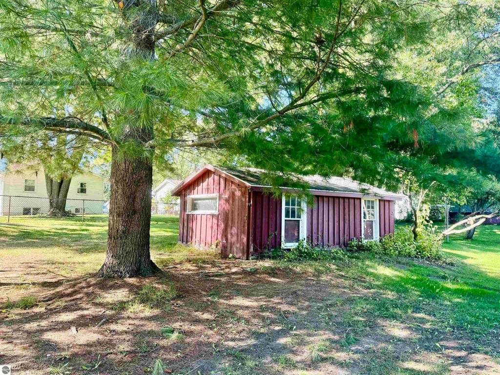 Image 6 of property listing at 440 S Chippewa Street, Shepherd, MI 48883