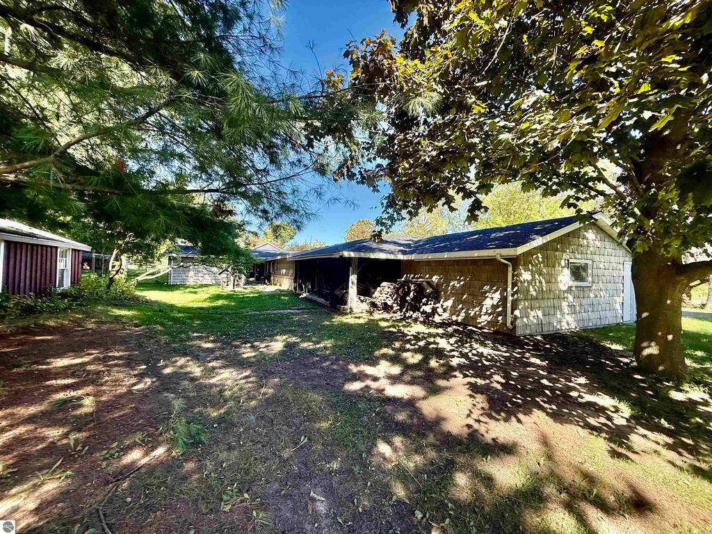 Image 7 of property listing at 440 S Chippewa Street, Shepherd, MI 48883