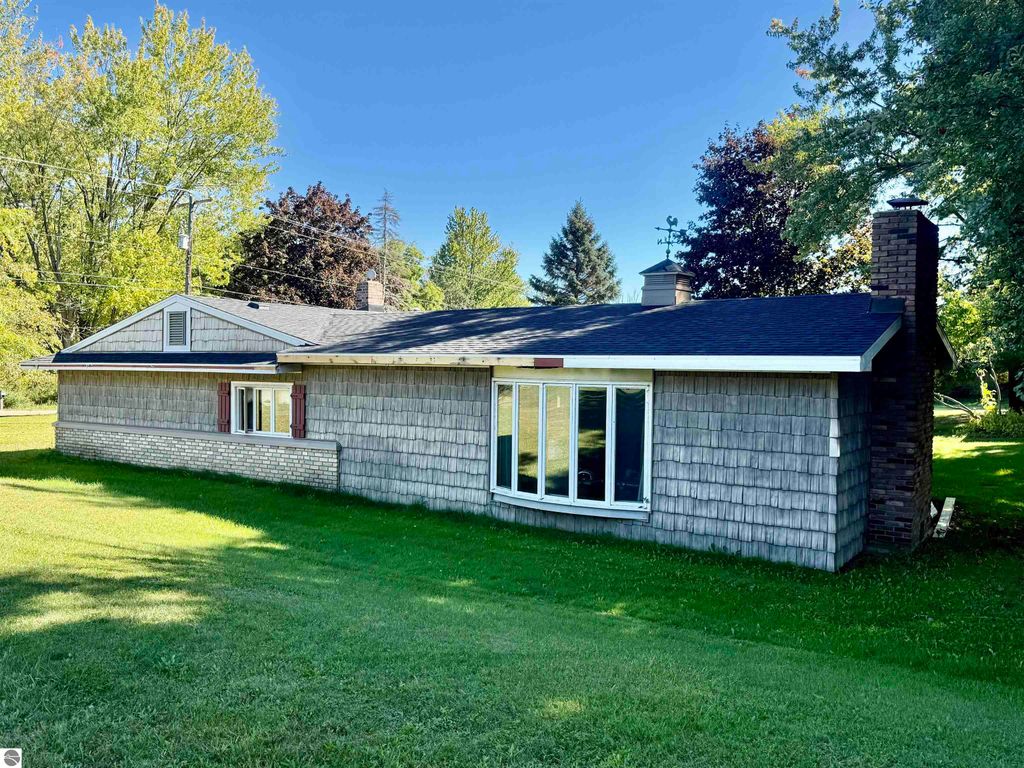Image 9 of property listing at 440 S Chippewa Street, Shepherd, MI 48883