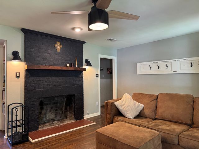 1605 W 7th Street, Irving, TX 75060
