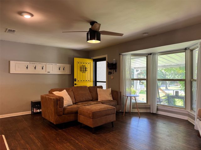 1605 W 7th Street, Irving, TX 75060