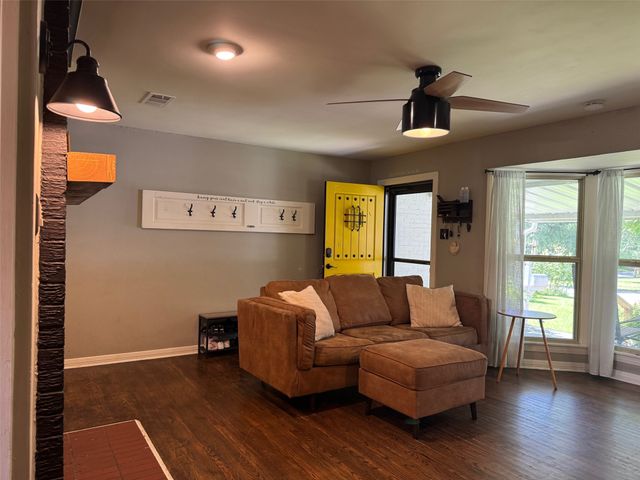 1605 W 7th Street, Irving, TX 75060