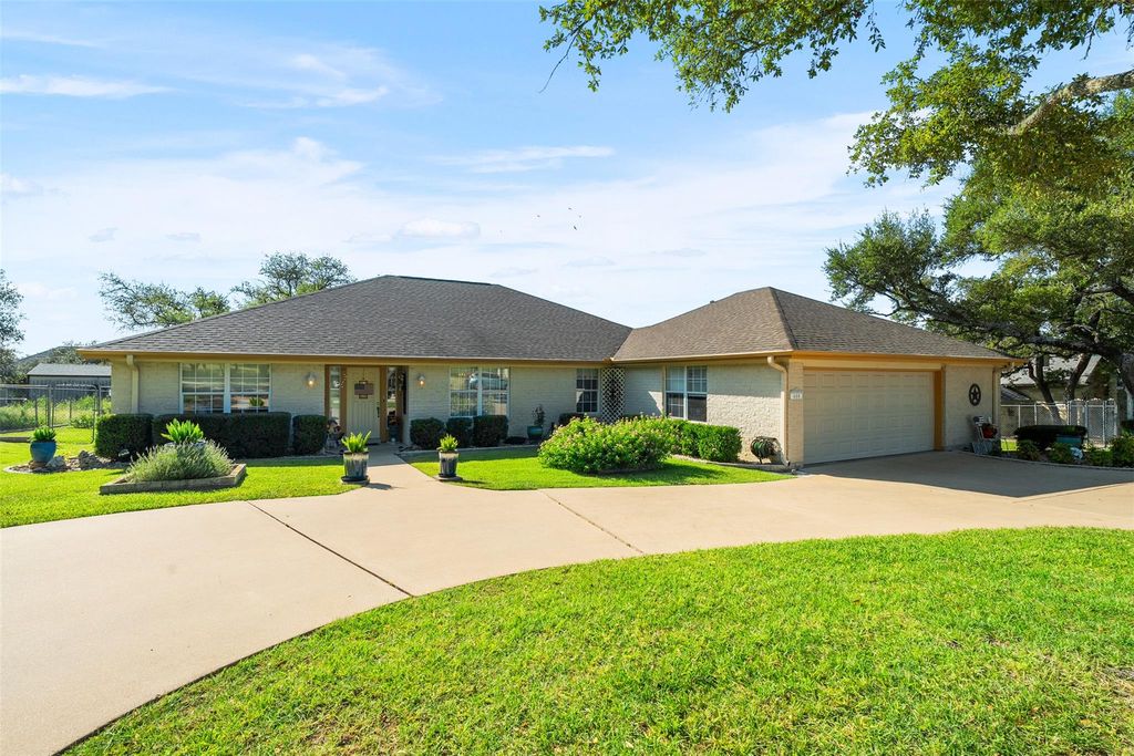 400 Meadow Oaks DR, Dripping Springs, TX 78620