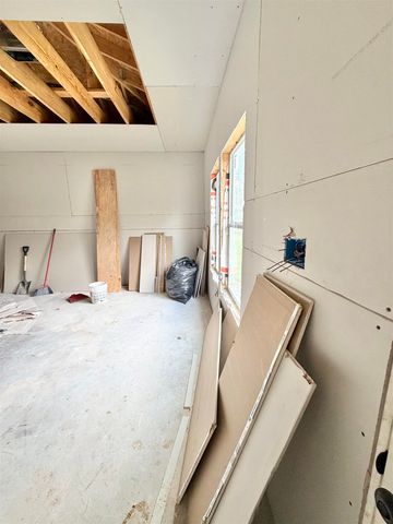 2125 Gill St., Beaumont, TX 77703