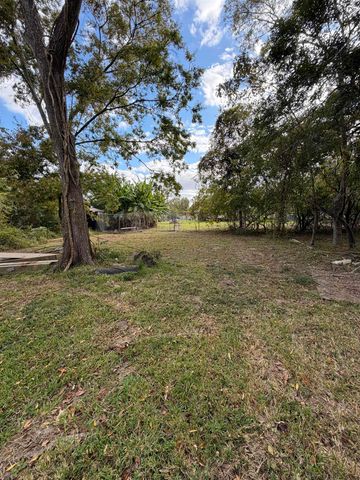 2125 Gill St., Beaumont, TX 77703