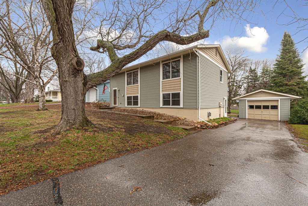 1401 Autumn Drive, Faribault, MN 55021