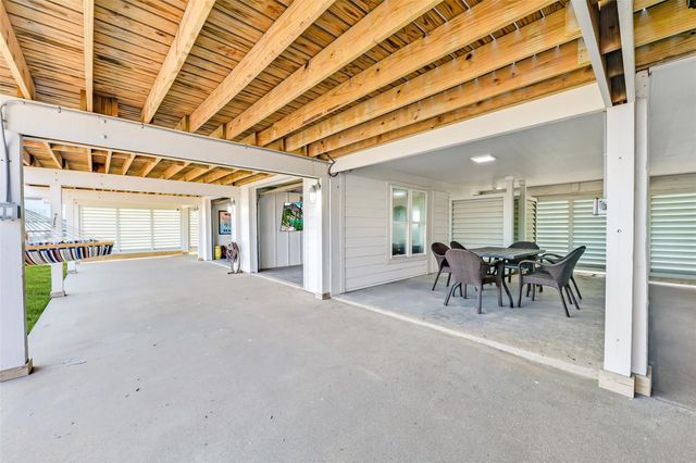 3913 11 Mile Road, Galveston, TX 77554