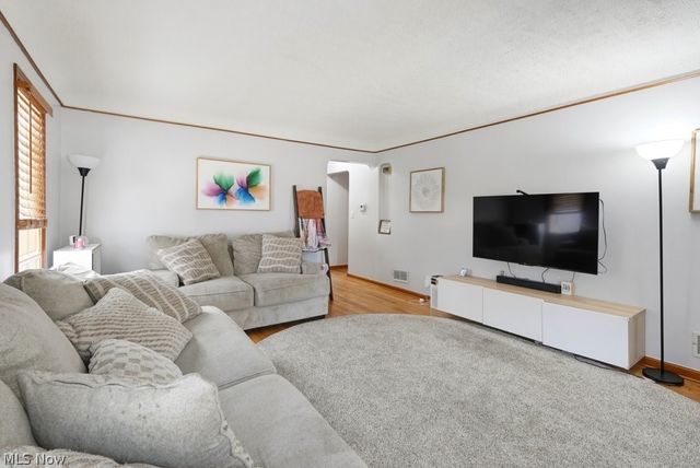 6211 Dartworth Drive, Parma, OH 44129