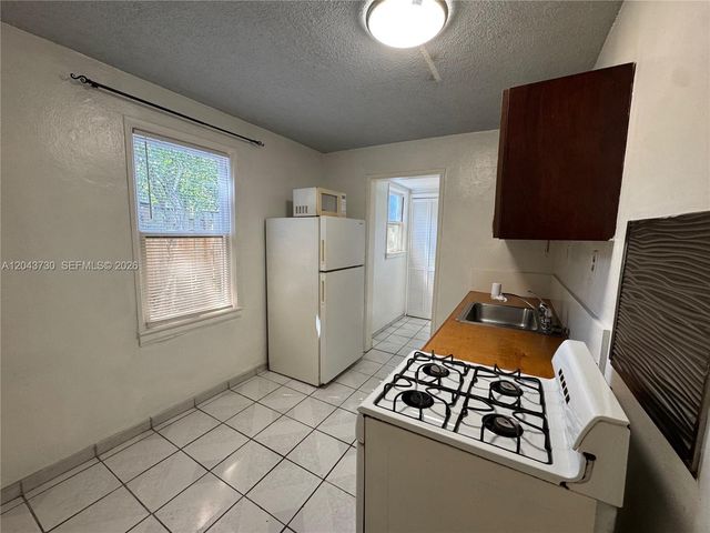 215 Columbus Pkwy, Hollywood, FL 33021