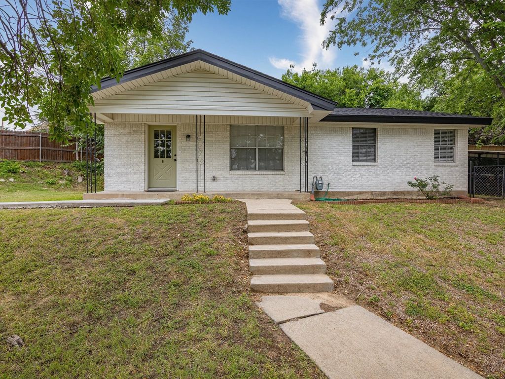 303 S Miller Street, Decatur, TX 76234