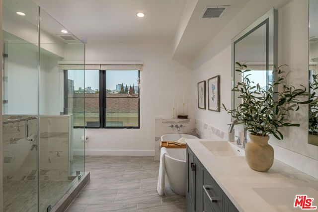 1147 N Beachwood 5, Los Angeles, CA 90038