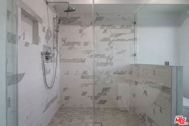 1147 N Beachwood 5, Los Angeles, CA 90038