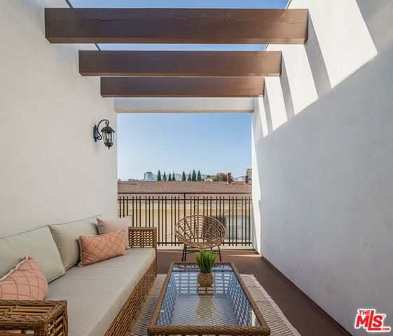 1147 N Beachwood 5, Los Angeles, CA 90038