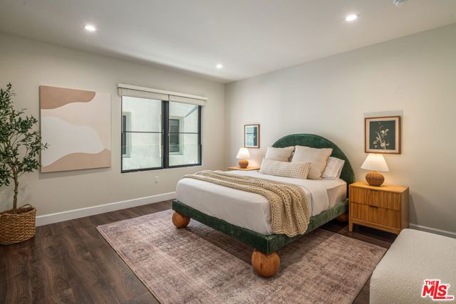 1147 N Beachwood 5, Los Angeles, CA 90038