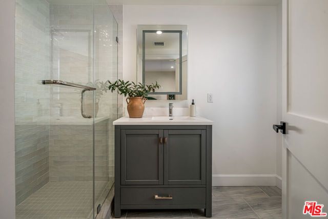 1147 N Beachwood 5, Los Angeles, CA 90038